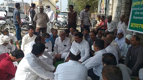 अमळनेरमध्ये प्रजासत्ताकदिनी संतप्त शेतकऱ्यांच्या उपोषणाने वेधले लक्ष