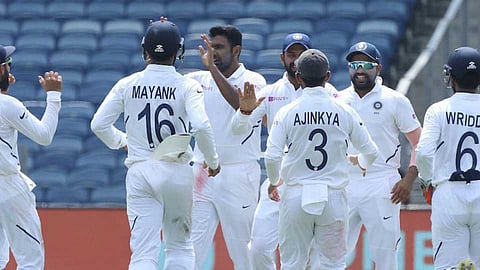 Umpire Gives Senuran Muthusamy Out LBW Without An Appeal