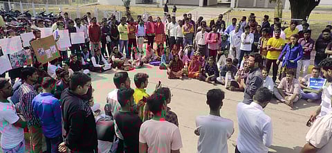 विद्यार्थ्यांना पोलिसांनी रोखल्याने रास्तारोको..वाचा कुठे