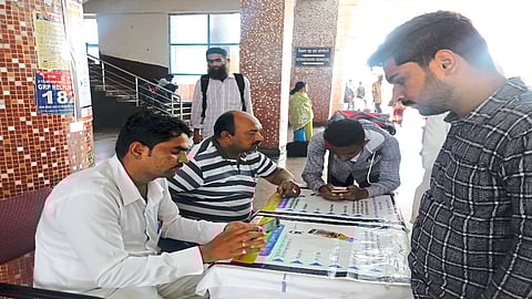 औरंगाबाद : रेल्वेस्थानकावर युटीएस ट्रेन तिकीट ऍपची माहिती देताना शैलेंद्रकुमार सिंग, कैलास सादरे.