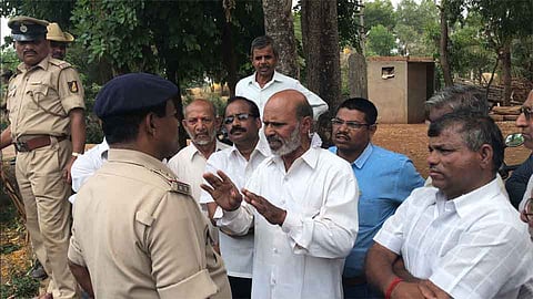 येळ्ळूर - माजी मुख्यमंत्री आशोक चव्हाण यांना भेटायला द्यावे अशी मागणी करताना समितीचे कार्यकर्ते आदी.