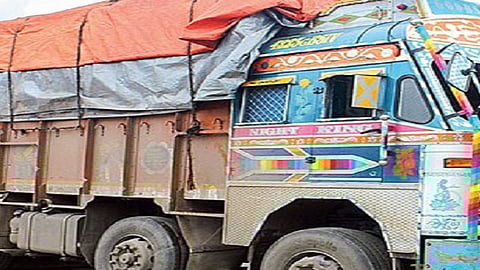 कऱ्हाडला दहा जणांसह ट्रकही ताब्यात