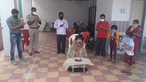 लाेणंद पाेलिसांनी दणक्यात साजरा केला तिचा वाढदिवस