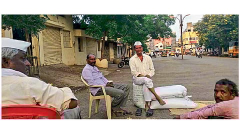 शेतकऱ्यांना वेठीस धरत व्यापाऱ्यांचा बंद सुरूच