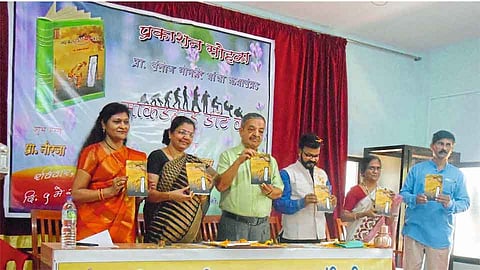 चिपळूण - येथील लोटिस्मा सभागृहात "माकडहाड डॉट कॉम' पुस्तकाचे प्रकाशन करताना कवयित्री नीरजा, प्रा. देव, अरुण इंगवले, लेखक गोनबरे, रेखा देशपांडे.