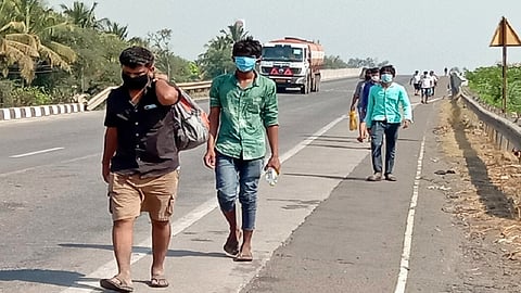 all workers The Pune-Bangalore National Highway walking travels kolhapur marathi news