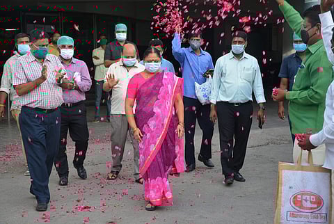 सोलापूरच्या महापौरांसह कुटुंबियांनी केली कोरोनावर मात