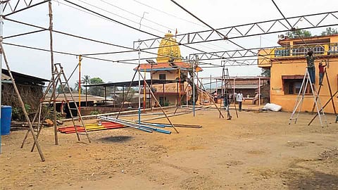 गोलीवडे : येथे शरद पवार यांच्या स्वागतासाठी मंडप उभारण्याचे काम सुरू आहे