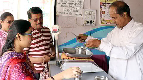 पार्सल नेण्याचे प्रमाण घटले