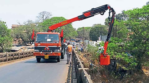 रत्नागिरी - महामार्गावरील सोनवी पुलाचे स्ट्रक्चरल ऑडिट करताना कर्मचारी.
