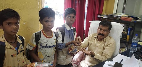 अंबड : शाळेत जाताना रस्त्यावर सापडलेले मंगळसूत्र पोलिस निरीक्षक अनिरुद्ध नांदेडकर यांच्याकडे सुपूर्द करताना ओम जाधव, शिवम वाघ व अर्जुन वाघ.