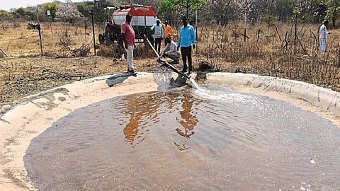 जालना ः वन उद्यान परिसरातील पाणवठ्यात पाणी सोडताना वन विभागाचे कर्मचारी.
