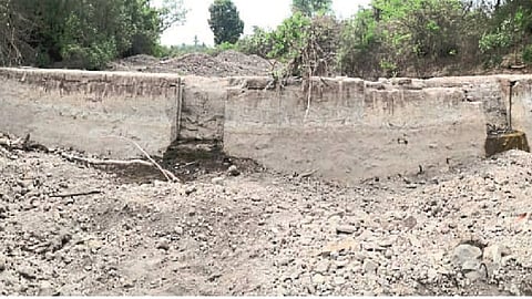 Leakage of cement dams at Valvan; Resolution resolution