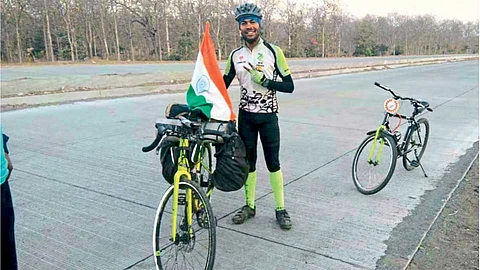 देश भ्रमंतीसाठी निघालेला सायकलपटू आफताब.