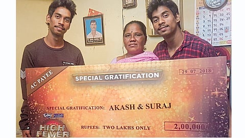 कोथरूड - नंदा मोरे यांच्यासोबत आकाश आणि सूरज.