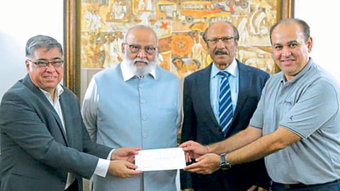 पुणे - फोर्स मोटर आणि अभय फिरोदिया समूहाकडून ‘सीओईपी’ला चार कोटी रुपयांचा धनादेश देण्यात आला. या वेळी (डावीकडून) बी. बी. आहुजा, डॉ. अभय फिरोदिया, प्रतापराव पवार, प्रसन्न फिरोदिया.