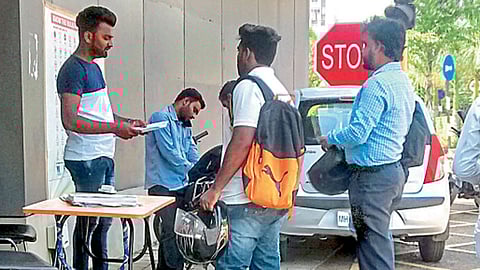 चिखली - ट्रॅफिक पार्कमध्ये उमेदवारांची कागदपत्रे हाताळताना एजंट.