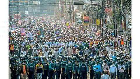 ढाका - फ्रान्सच्या विरोधात सोमवारी इस्लामी आंदोलन बांगलादेश या राजकीय पक्षातर्फे मोर्चा काढण्यात आला. त्यावेळी पोलिसांनी कडेकोट बंदोबस्त ठेवला होता. (एएफपी)