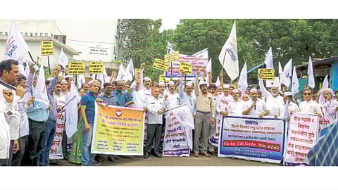 टेल्को रस्ता, भोसरी - महावितरणच्या प्रस्तावित दरवाढीविरोधात पिंपरी-चिंचवड लघुउद्योजक संघटनेने मंगळवारी काढलेला मोर्चा.