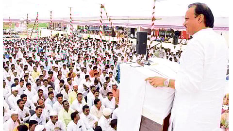 मांडवगण फराटा (ता. शिरूर) - जिल्हा मध्यवर्ती सहकारी बॅंकेच्या शाखेचे स्थलांतर व एटीएम उद्घाटनानिमित्त आयोजित शेतकरी मेळाव्यात बोलताना माजी उपमुख्यमंत्री अजित पवार.