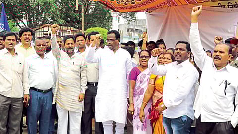 डॉ. बाबासाहेब आंबेडकर चौक, पिंपरी - खासदार अमर साबळे यांनी आंबेडकरवादी संघटनांबाबत केलेल्या वक्तव्याच्या निषेधार्थ गुरुवारी आंदोलन करताना विविध संघटनेचे पदाधिकारी व सामाजिक कार्यकर्ते.