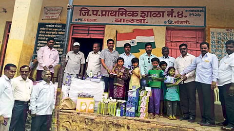 वाळवा (जि. सांगली) - जिल्हा परिषद शाळेतील विद्यार्थ्यांना शैक्षणिक साहित्य भेट देताना अणदूर येथील शिक्षक.