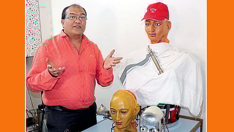 पिंपरी - ‘वीर’ या ‘रिअलिस्टिक ह्यूमनॉइड रोबो’सह अनिल जैन.