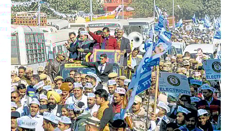 नवी दिल्ली - ‘आप’चे सर्वेसर्वा मुख्यमंत्री अरविंद केजरीवाल आणि उमेदवार गुलाब सिंह यादव यांच्या रोड शो ला प्रतिसाद मिळाला.