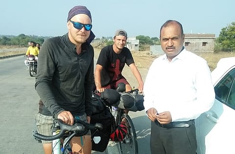 परदेशी सायकलस्वारांची सुटका! काय झाले नेमके? वाचा..