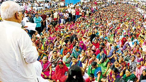 काळेवाडी फाटा - घर बचाव कृती समितीने मंगळवारी आयोजित केलेल्या सभेत मार्गदर्शन करताना माजी न्यायमूर्ती बी. जी. कोळसे-पाटील.