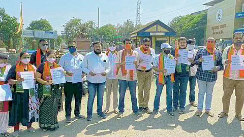 साताऱ्यात भाजपचा आक्रमक पवित्रा; राज्य सरकारचं परिपत्रक फाडलं!