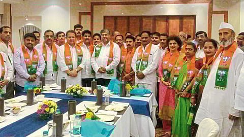 मुंबई - वाई विधानसभा मतदारसंघातील प्रमुख पदाधिकाऱ्यांच्या सोमवारी झालेल्या भाजप प्रवेशावेळी चंद्रकांत पाटील, मदन भोसले, विक्रम पावसकर आदी.