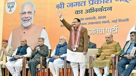 नवी दिल्ली : भाजपचे नवे अध्यक्ष जे. पी. नड्डा सोमवारी कार्यकर्त्यांना अभिवादन करताना. सोबत पंतप्रधान नरेंद्र मोदी आणि (डावीकडून) मुरली मनोहर जोशी, राजनाथसिंह, लालकृष्ण अडवानी, अमित शहा, नितीन गडकरी हे भाजपचे माजी अध्यक्ष.