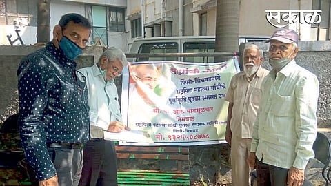 मोरवाडी : महात्मा गांधी पुतळा स्मारक उभारण्यासाठी प्रचारक बी. आर. माडगूळकर यांनी सह्यांची मोहीम राबविली.