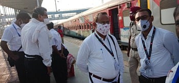 रेल्वेने दिला फुकट्या प्रवाशांना दणका ! वसुल केला ६४ हजारांचा दंड