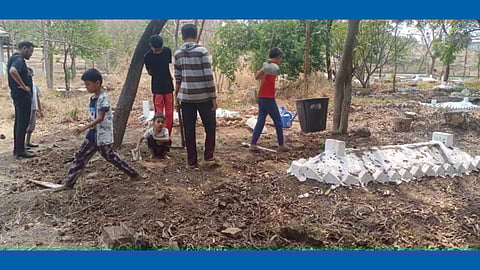 बिबवेवाडी - बागे रहमत दफनभूमी त नागरिक कुटुंबासह येऊन कबरीची स्वच्छता करतात.