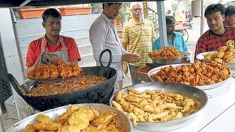 चिंचवडगाव - खाद्यपदार्थांचे भाव वाढल्याने ग्राहकांची संख्या रोडावली.
