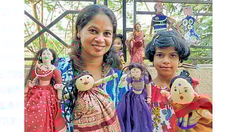 भावना सोनवणे व त्यांची मुलगी कृष्णा ऊर्फ स्कार्लेट, दोघीनी निर्मिलेल्या बाहुल्यांसह.