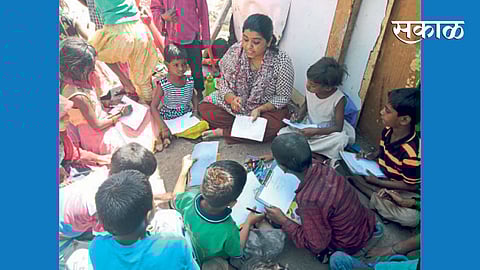 भिलारेवाडी (कात्रज) - जनसेवा फाउंडेशनच्या अनाथ पुनर्वसन केंद्रात शिक्षण घेणारी मुले.