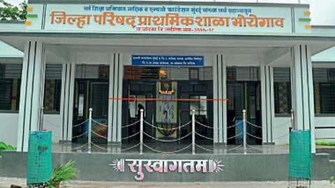 नाशिक - भोयेगाव (ता. चांदवड) येथील जिल्हा परिषदेच्या प्राथमिक शाळेची प्रशस्त इमारत.