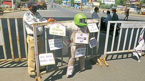 वडगाव बुद्रूक - कोरोनाबाबत नागरिकांमध्ये जनजागृती होण्यासाठी वाहतूक पोलिसांनी रस्त्यावर लावलेले फलक.