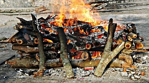 Bodies have to be cremated on the ground in panchvati Nashik Marathi News