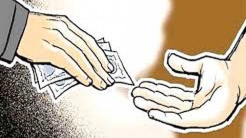 भोगावच्या सहायक पोलिस निरीक्षकास साताऱ्यात पडली लाखाेंची भुरळ अन्...