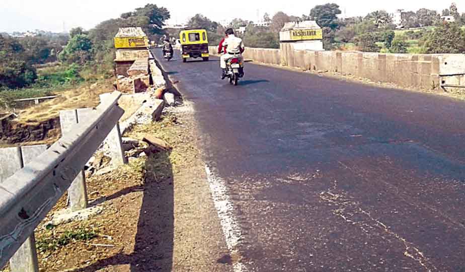 संगम माहुली - कृष्णा पुलाच्या दोन्ही बाजूंना सुमारे २० फूट अंतरात ‘रोड सेफ्टी मेटल बिम क्रॅश बॅरियर’ बसविले नसल्याने गंभीर अपघाताची शक्यता आहे.