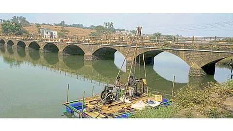 टाकवे बुद्रुक - भुपृष्ठ भागातील खडकाचे नमुने काढण्याचे सुरू असलेले काम.