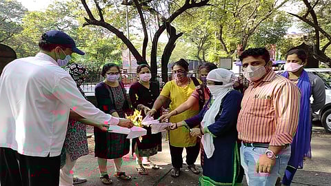 दिवाळी सुटीवरून शिक्षक संघटना आक्रमक; शासन निर्णयांची केली होळी