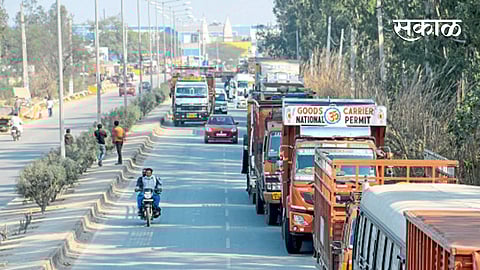 टिकरी सीमा: शेतकऱ्यांच्या चक्का जाम आंदोलनामुळे शनिवारी वाहनांची लागलेली रांग.