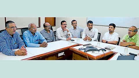 सकाळ कार्यालय - पुणे केमिकल डीलर्स असोसिएशनच्या बैठकीस उपस्थित असलेले पदाधिकारी.