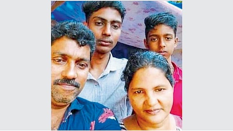 राजन व त्याची पत्नी अंबिली दोन मुलांसह.