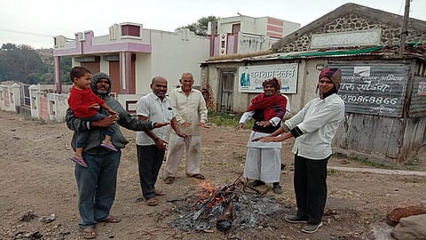 दुपारच्या तीनलाही भरतेय हुडहुडी; शेकाेट्या पेटल्या, कानटाेप्या चढल्या